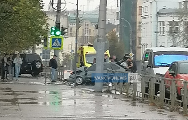 Тонированная «девятка» влетела в иномарку в центре Иванова